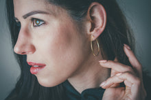 Load image into Gallery viewer, Edy Lenner Palla gold ear ring